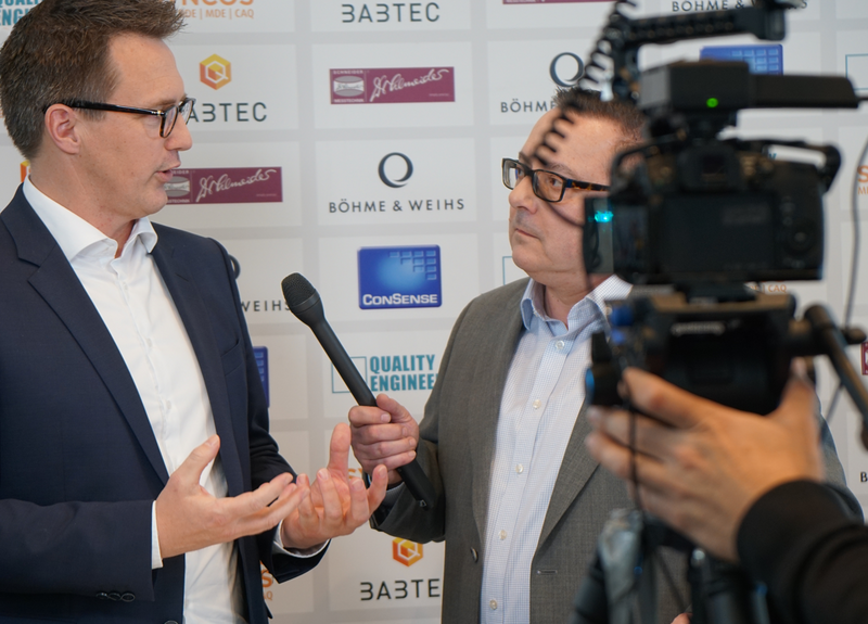 Andrรฉ Werner, Leiter Produktmanagement und Marketing, im Gesprรคch mit der QE