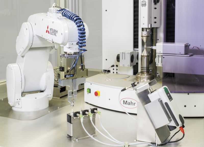 Automatisierter Messplatz mit Roboterbeladung