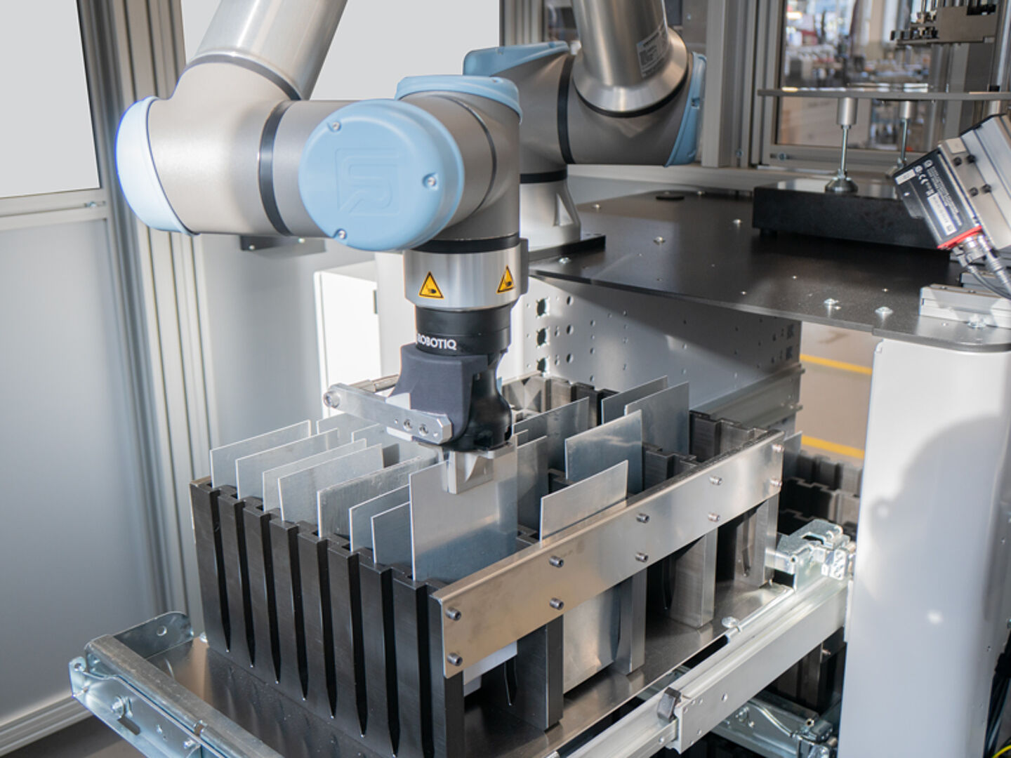 Le poste de mesure est équipé d'un robot collaboratif, le MahrFeeder.